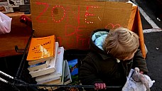 Un espace de gratuité est un contenant (un lieu, une boîte, un local...) libre d'accès, dans lequel les usagers sont libres d'acquérir, ou d'emprunter gratuitement, ou d'utiliser sur place, tout ou partie du contenu (objets, livres, plantes, etc.) et sont libres de l'alimenter en contenu. Libre signifie qu'aucune obligation de contre-partie définitive ne doit leur être demandée, ni pour l'accès à l'espace, ni pour l'acquisition, l'usage ou le don de ressources. Un espace de gratuité est un contenant (un lieu, une boîte, un local...) libre d'accès, dans lequel les usagers sont libres d'acquérir, ou d'emprunter gratuitement, ou d'utiliser sur place, tout ou partie du contenu (objets, livres, plantes, etc.) et sont libres de l'alimenter en contenu. Libre signifie qu'aucune obligation de contre-partie définitive ne doit leur être demandée, ni pour l'accès à l'espace, ni pour l'acquisition, l'usage ou le don de ressources.